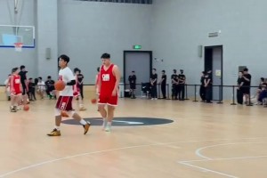 梦幻联动！赵睿现身成都，和詹姆斯一同指导国青队队员