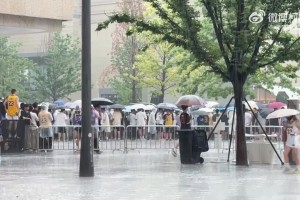 这是真爱啊！老詹成都行遇上大雨，大批粉丝仍纷纷打伞冒雨等待