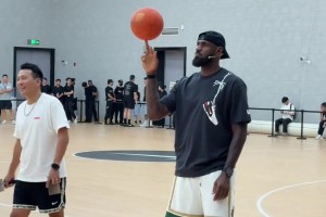 起猛了！老詹突然出现在球馆，和国青球员一起训练