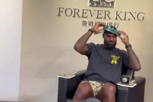 詹姆斯成都现场戴王冠，但准备的这个王冠尺寸好像太大了