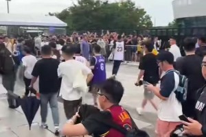 成都詹姆斯现场…都说追星女疯狂 看追星的男生更疯狂吧？