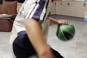 库里看了都忍不住点赞！国内一小学生上演神仙双手运球 左右互搏