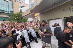 火爆！詹姆斯成都行 现场无数球迷激情四射