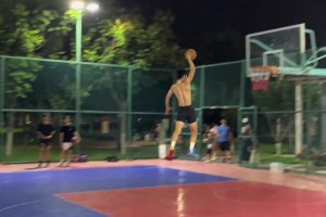 黄种人越来越能飞！罚球线扣篮已经不在话下了