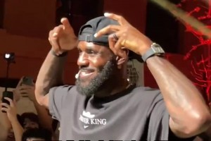 詹姆斯中国行再现经典动作：为自己加冕皇冠+张开手臂君临天下！