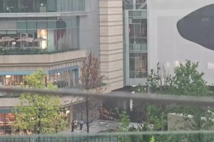 成都下起了暴雨！球迷冒雨等詹姆斯，老詹则冒雨去打高尔夫