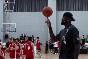 手痒了！看着成都的学员们在热身训练 詹姆斯也玩起皮球