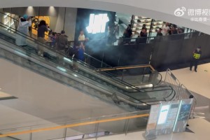 球迷晒视频：在这站了三小时，终于等到詹姆斯了