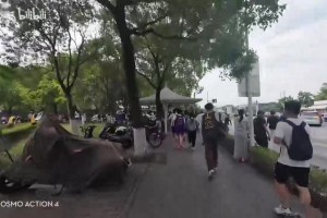 夸张！第一视角看球迷们追逐詹姆斯的车！人群中还有库里球衣！