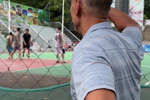 难怪我现在打篮球不准了，原来年纪没到！