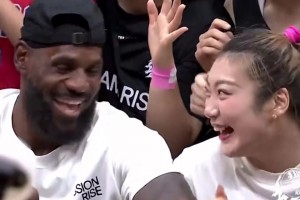 勒布朗-李梦和勒布朗-詹姆斯一块合影 全程合不拢嘴哈~