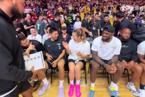 李梦拍了拍老詹：看镜头！然后与崔永熙和赵睿一起对镜头比耶！