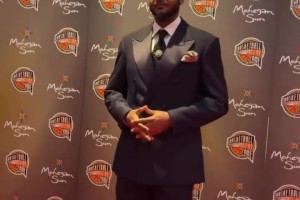 准备入选名人堂咯！安东尼一身帅气西装现身红毯，大哥气质十足！