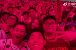 321，咔嚓！崔永熙在詹姆斯成都活动现场与大家热情合影！