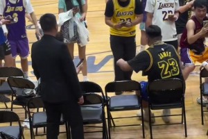 球迷在詹姆斯活动后与老詹坐过的椅子竞相合照