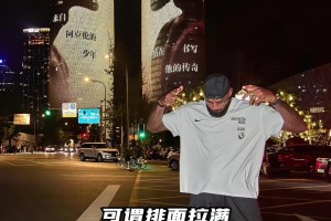 第一次播放体育明星！詹姆斯成都双子塔打卡 并在双子塔前戴皇冠