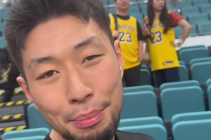 网红胡子球手晒视频：一群詹蜜围着老詹坐过的椅子拍照