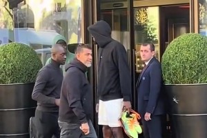 气质没话说！杜兰特被拍到从巴黎宝格丽酒店离开