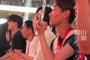 身旁的女孩是谁？韦世豪身穿6号球衣，现身詹姆斯中国行现场！