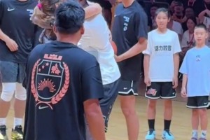 詹姆斯亲临打出名堂总决赛，席间与李梦一起上演经典的庆祝动作。