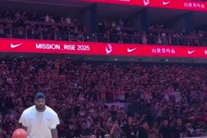 詹姆斯中国行首次扣篮，并完成霸王步！