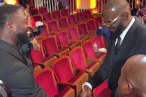 吧友们说你俩早就绝交了！韦德和詹姆斯激动握手，手势依旧熟练！