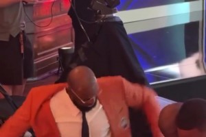 詹姆斯作为梦八成员入选名人堂 俯视视角才发现老詹剃头发了！！