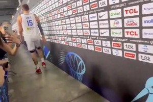 爆冷出局！约基奇赛后没接受任何采访 落寞走回更衣室