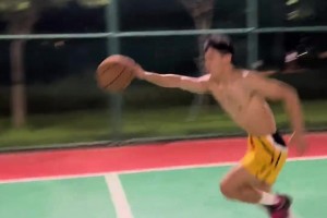 中国字母哥？一位小哥上演大三部从三分线跳到内线暴扣好戏！