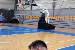 东契奇坐在替补席上轻松命中三分，这手感确实逆天！