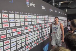 惨遭芬兰爆冷淘汰，约基奇赛后一脸落寞走过采访区