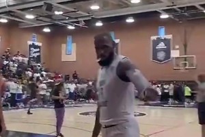 球迷：洛杉矶是快船的！老詹点头并申请碰拳，然后紧急撤回拳头