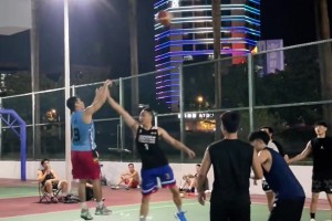 网友晒视频：今天在野球场遇到神似NBA顶级射手克莱打法！