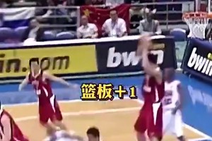 十分了解！霍华德罚球，姚明大喊：他投不进的，快抢板！