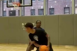 虽然投篮动作不一样，但甜瓜儿子这脚步+三威胁没少和老爸学啊！