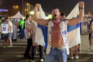 过年啦！芬兰爆冷击败塞尔维亚，球迷在场外疯狂庆祝！