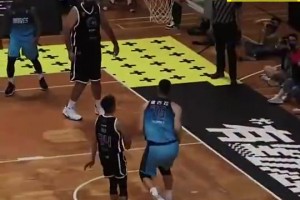 把霍华德防到没脾气！印度姚明一场比赛三次扣歪篮筐！