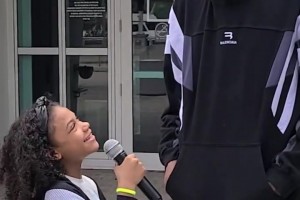 对小球迷没话说！名场面：KD接受可爱小女孩采访，谈自己做音乐！