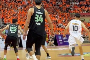 倪豪凯喜提“贴身防守”！