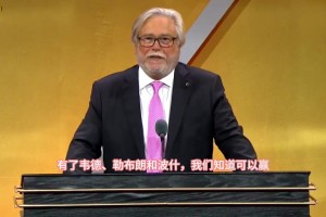 热火老板在名人堂上调侃勒布朗·詹姆斯当年承诺会拿更多总冠