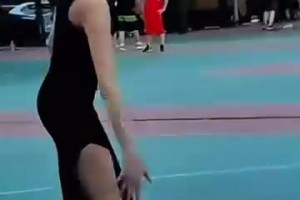 这位外国大姐真猛啊！脚踩高跟鞋打篮球，不怕崴脚啊！