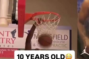 这个世界太疯狂了！这 十岁黑人小孩 会扣篮了？！