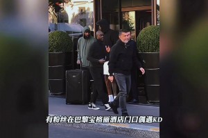 什么叫球痴啊！阿杜到哪都不忘练球，也玩虚空运球