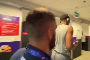 这糟糕的姿势……名场面：字母哥惨遭意大利主教练强吻！