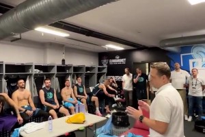 斯洛文尼亚淘汰意大利赛后更衣室总结，东契奇看起来相当疲惫！