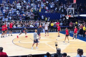 球迷拍摄詹姆斯热身，连续四个中投尴尬不中&一旁华子看得直挠头