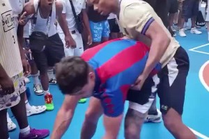 这是打篮球呢还是打架呢？面对这样的单挑局 你能忍吗~