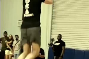 空中跳起将球砸地反弹接球扣篮！这个扣篮创意真滴是脑洞大开啊~