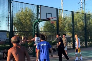 卧佛昆仑僧！野球场老大爷不服老！一招左手三分疯狂得分