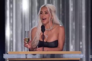 金-卡戴珊早先参加美国吐槽大会，被嘘到说不了话